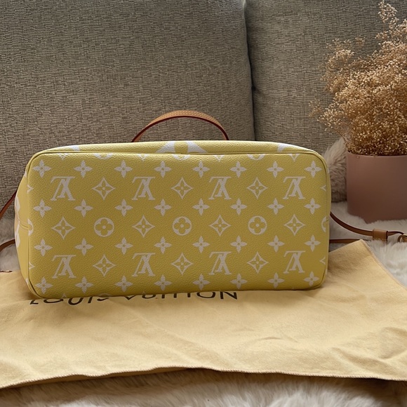 Limited edition Louis Vuitton tote - Picture 7 of 7